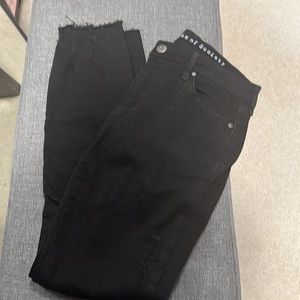 Black distressed skinny